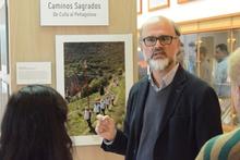 Professor Pablo Vidal-González discussing the photographic project with attendees.